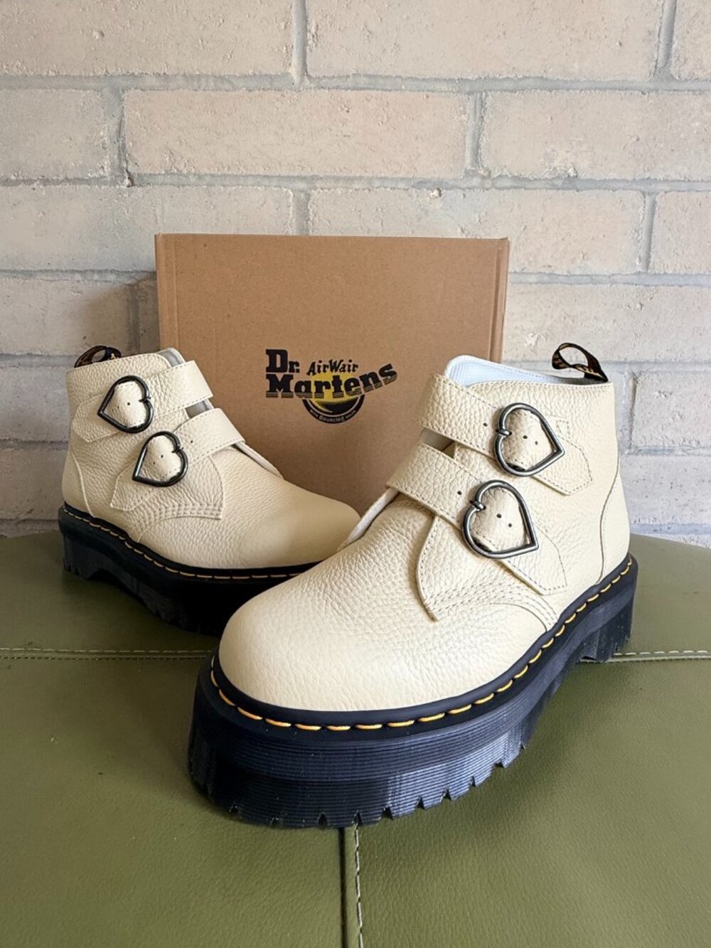 Dr. Martens Devon Toile cream leather boot size US W 10 / UK 9 NIB
